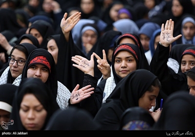 حضور جوانان در مراسم بزرگداشت سالروز ورود تاریخی امام خمینی(ره) به کشور