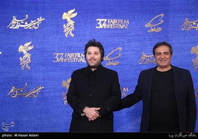 منصور سهراب پور تهییه کننده و سیاوش اسعدی گارگردان فیلم درخونگاه در دومین روز سی‌وهفتمین جشنواره فیلم فجر