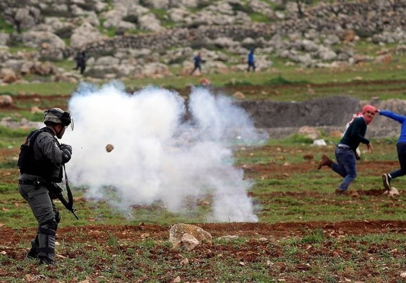 یورش نظامیان صهیونیست به یک روستا در کرانه باختری و زخمی شدن چند فلسطینی