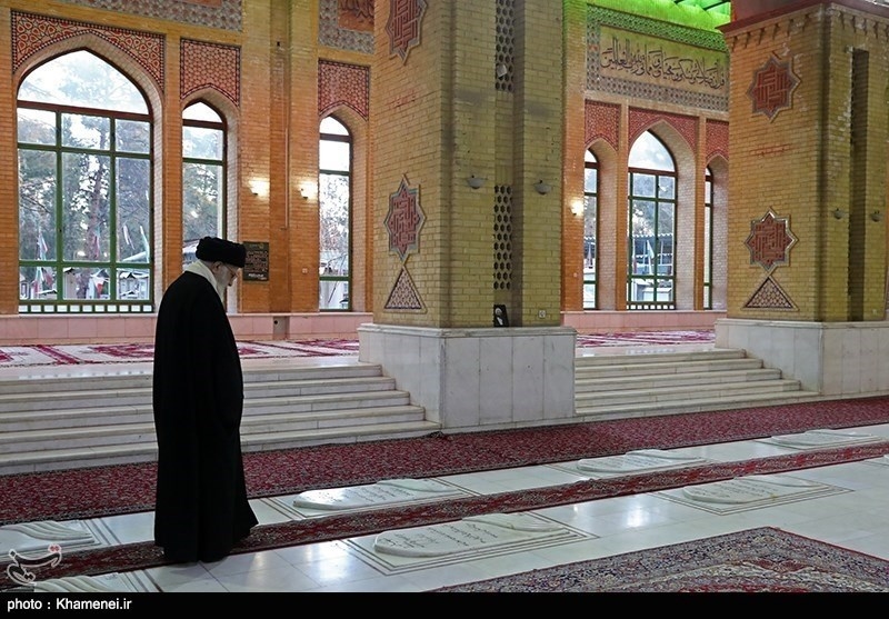 آیت اللہ خامنہ ای کی شہدا اور بانی اسلامی انقلاب کے مزار پر حاضری