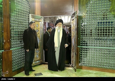 حضرت امام خامنہ ای کی شہداء اور بانی اسلامی انقلاب کے مزار پر حاضری