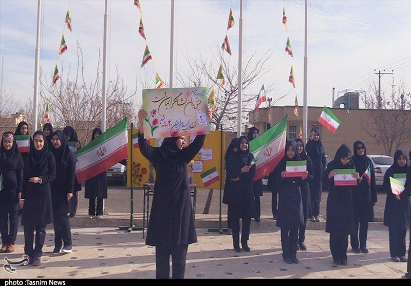 زنگ انقلاب در 5040 واحد آموزشی استان اصفهان نواخته شد