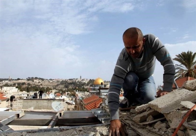 اشغالگران شهروند فلسطینی را وادار به تخریب منزلش کردند