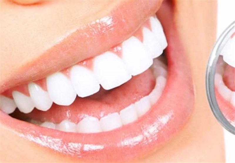 دانتوں کی پیلاہٹ بھول جائیں ، چند منٹوں میں دانتوں کو سفید چمکتے موتی بنائیں