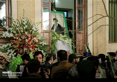 عشرہ فجر؛ قم میں حضرت امام خمینی (رہ) کے گھر پر پھولوں کی بارش