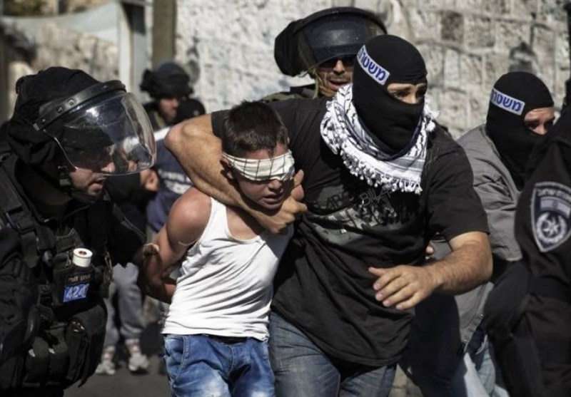 اختناق 30 طفلاً جراء اعتداء الکیان الصهیونی على مدرسة الخلیل