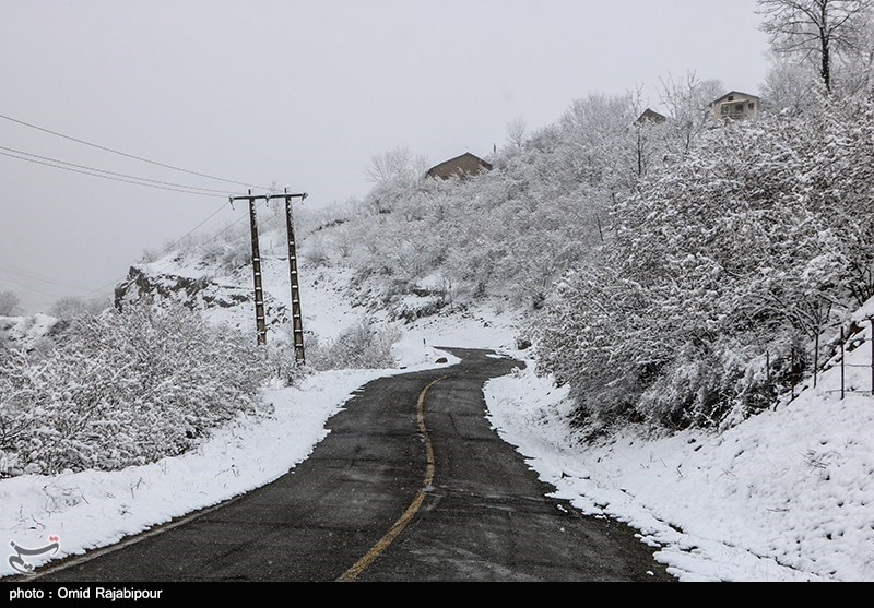 تمامی محورهای استان کرمان درگیر بارش باران و برف است