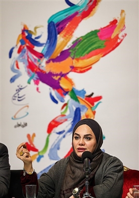 نرگس آبیار کارگردان در نشست خبری فیلم شبی که ماه کامل شد - سی‌وهفتمین جشنواره فیلم فجر 