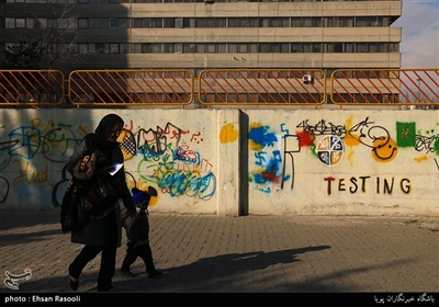 وجود نقاشی های خیابانی(گرافیتی)زیاد و متفاوت در شهرک اکباتان، این مکان را از سایر نقاط شهر متمایز کرده است.