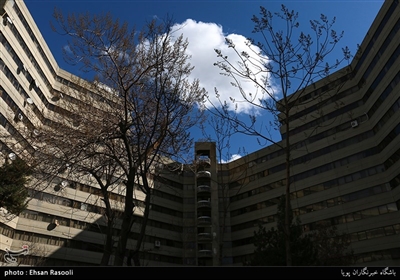گسترش واحدهای مسکونی و صنعتی شهر تهران به سمت غرب و نزدیکی به فرودگاه از دلایل اصلی انتخاب محل ساخت شهرک اکباتان بوده است