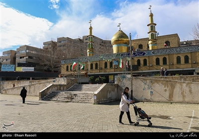 مسجد جامع شهرک اکباتان در فاز ۱ قرار گرفته و از شمال و جنوب به چند بازارچه منتهی می‌شود.