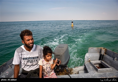 برای رسیدن به هنگام باید سوار قایق شوید و یک قایق سواری جذاب را در آب های خلیج فارس تجربه می کنید.