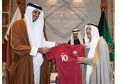 اهدای پیراهن قهرمان جام ملت‌های آسیا به امیر کویت+ فیلم