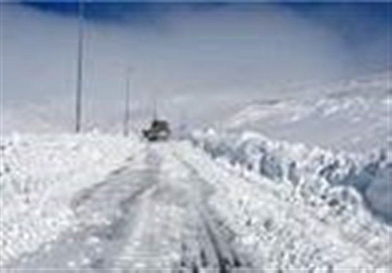 سمنان| بارش برف راه‌های روستایی کوهستانی کالپوش را مسدود کرد