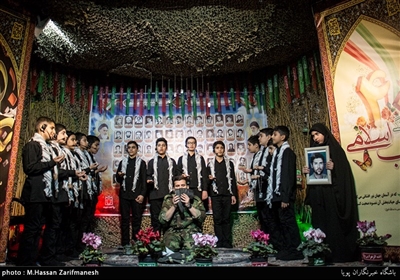 اجرای نمایش در مراسم یادواره شهدای مسجد شیشه