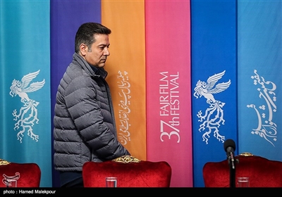 حمیدرضا پگاه بازیگر در نشست خبری فیلم «دیدن این فیلم جرم است» - سی‌وهفتمین جشنواره فیلم فجر 