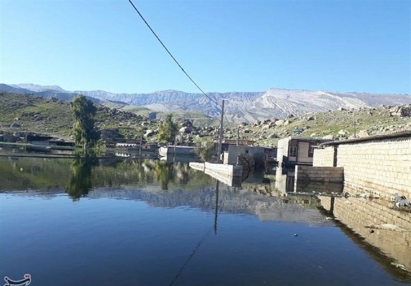 خانه‌های روستایی پلدختر در زیر آب؛ زندگی با وحشت سیلاب+تصاویر