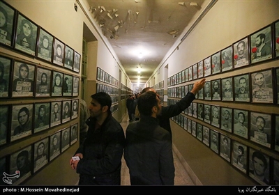 Visitors Flock to Ebrat Museum in Tehran