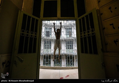 Visitors Flock to Ebrat Museum in Tehran