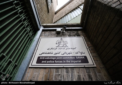 Visitors Flock to Ebrat Museum in Tehran