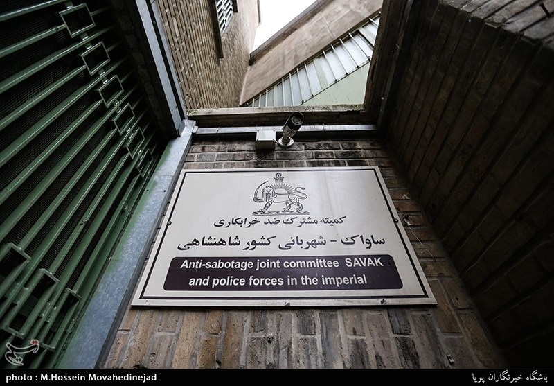 Visitors Flock to Ebrat Museum in Tehran