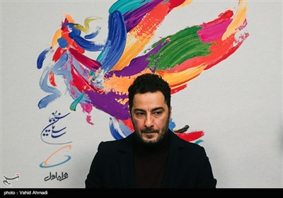 نوید محمد زاده در نشست خبری فیلم سرخ پوست به کارگردانی نیما جاویدی