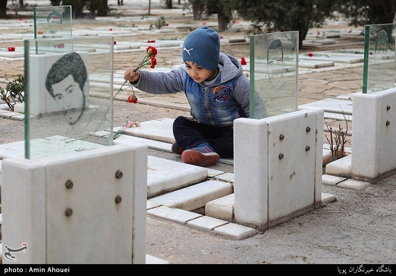 آیین میهمانی لاله‌ها در گلزار شهدای تهران برگزار شد +تصاویر