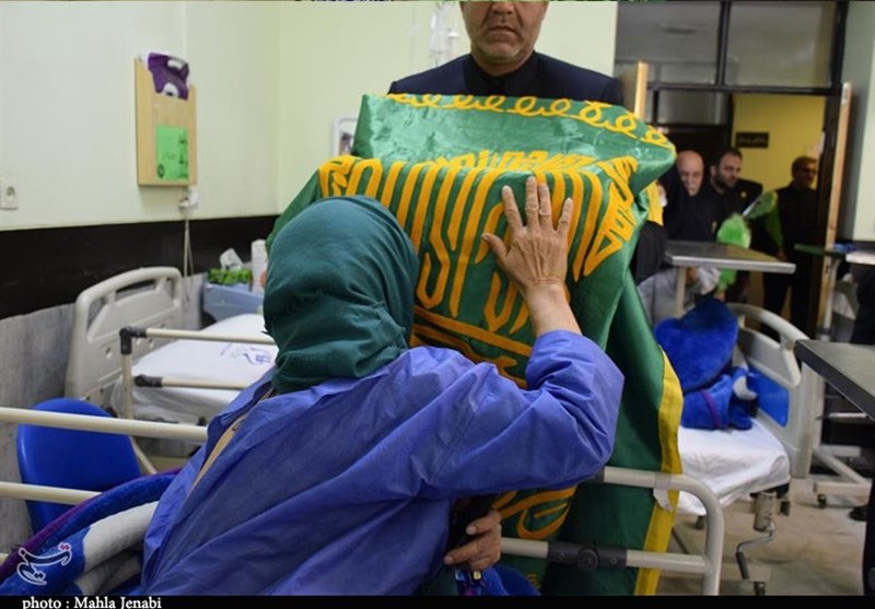 کاروان خدام رضوی از بیماران بیمارستان شهید باهنر کرمان عیادت کردند
