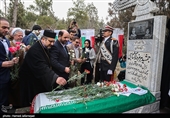 عطرافشانی و گلباران مزار شهدای ادیان توحیدی با حضور خانواده معظم شهدای ارمنی، کلیمی، زرتشتی و آشوری در آرامستان زرتشتیان تهران