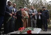 عطرافشانی و گلباران مزار شهدای ادیان توحیدی با حضور خانواده معظم شهدای ارمنی، کلیمی، زرتشتی و آشوری در آرامستان زرتشتیان تهران