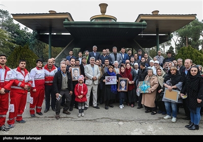 عکس یادگاری خانواده شهدای ارمنی، کلیمی، زرتشتی و آشوری در آرامستان زرتشتیان تهران
