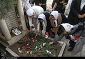 عطرافشانی و گلباران مزار شهدای ادیان توحیدی با حضور خانواده معظم شهدای ارمنی، کلیمی، زرتشتی و آشوری در آرامستان زرتشتیان تهران