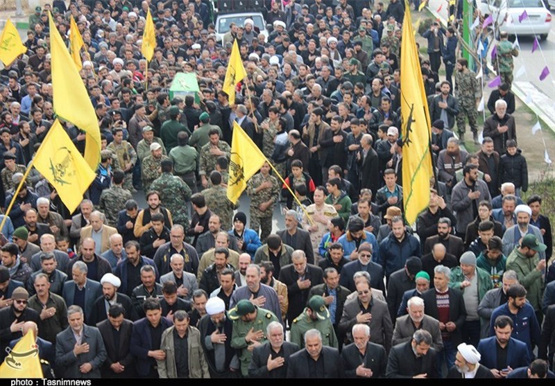 تهران| تجمع بزرگ هیئت‌های مذهبی همزمان با تشییع پیکر شهید مدافع حرم در قرچک برگزار شد