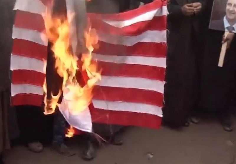 Syrian Protesters Continue to Burn US, French Flags in Raqqa (+Video)