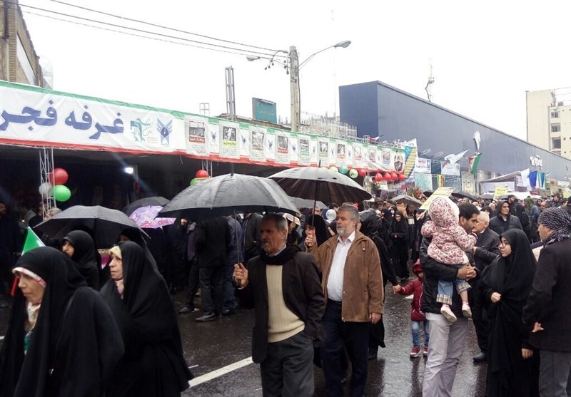 راهپیمایی 22 بهمن 97| راهپیمایی مردم تهران زیر بارش شدید باران + فیلم