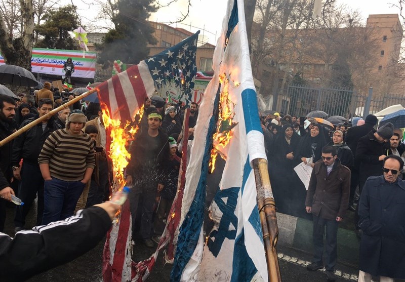 راهپیمایی 22 بهمن 97|آتش زدن پرچم آمریکا و اسرائیل در تهران + عکس