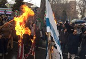 احتفال الذکرى الاربعین لانتصار الثورة..المشارکون فی طهران یحرقون العلمین الأمریکی والصهیونی