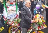 ابتکار رجل ایرانی اسلوبا جدیدا بطریقة الاحتفال بانتصار الثورة الاسلامیة