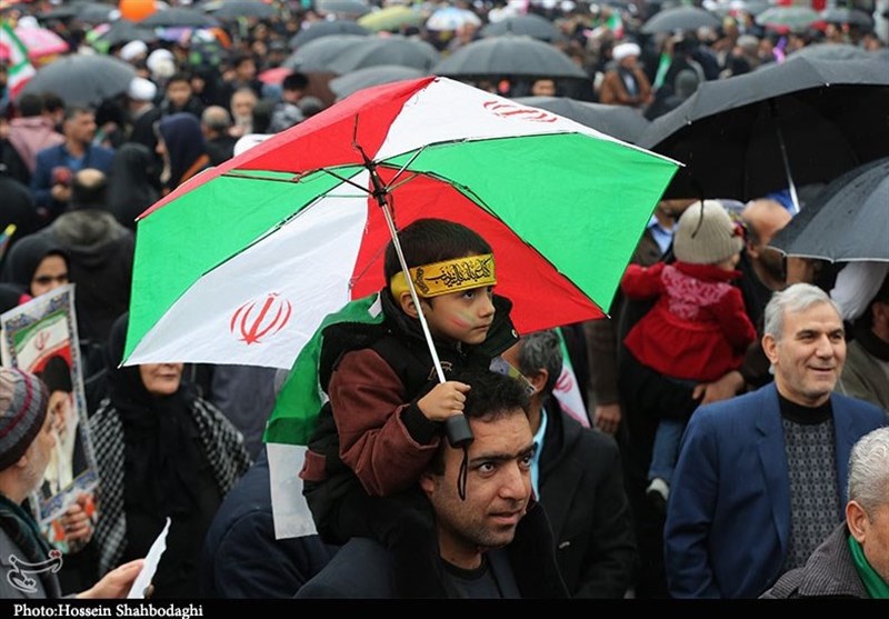 بازتاب راهپیمایی 22 بهمن 97| گزارش خبرگزاری فرانسه از حضور گسترده مردم در روز بارانی و نمایش توانمندی‌های دفاعی ایران