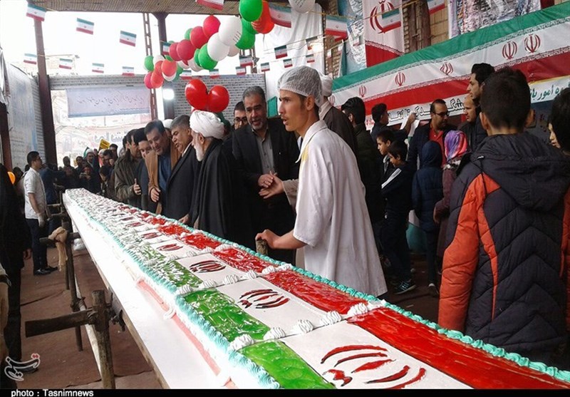 پخت و توزیع کیک 40 متری در اسلامشهر به مناسبت 40 سالگی انقلاب اسلامی +تصاویر