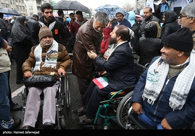 امیردریادار سیاری در حال گفتگو با جانبازان در مراسم راهپیمایی 22 بهمن و چهلمین سالگرد پیروزی انقلاب اسلامی در تهران 