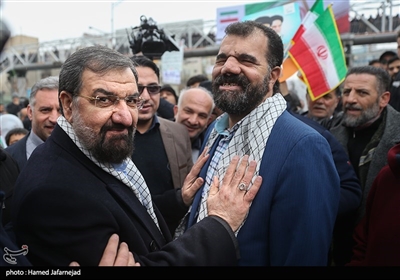  محسن رضایی در حال گفتگو با جانبازان در مراسم راهپیمایی 22 بهمن و چهلمین سالگرد پیروزی انقلاب اسلامی در تهران 