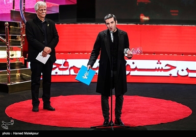 اهداء سیمرغ بلورین بهترین بازیگر نقش اول مرد سی‌وهفتمین جشنواره فیلم فجر به هوتن شکیبا برای فیلم «شبی که ماه کامل شد»