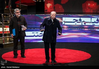 اهداء سیمرغ بلورین بهترین بازیگر نقش مکمل مرد سی‌وهفتمین جشنواره فیلم فجر به علی نصیریان برای فیلم «مسخره‌باز»