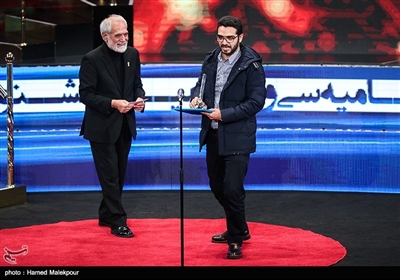 اهداء سیمرغ بلورین بهترین جلوه‌های ویژه بصری سی‌وهفتمین جشنواره فیلم فجر به جواد مطوری برای فیلم «مسخره‌باز»