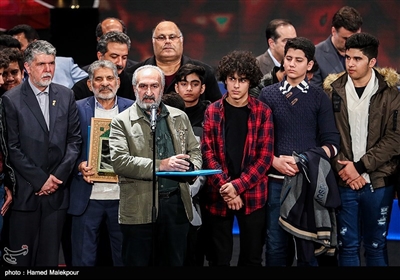 اهداء سیمرغ زرین بهترین فیلم از نگاه ملی سی‌وهفتمین جشنواره فیلم فجر به مجتبی فرآورده تهیه‌کننده فیلم «23 نفر»
