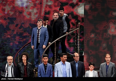 آزادگان گروه 23 نفر به همراه بازیگران فیلم 23 نفر در مراسم اختتامیه سی‌وهفتمین جشنواره فیلم فجر