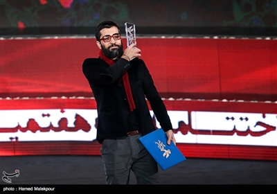 اهداء سیمرغ بلورین بهترین فیلم کوتاه سی‌وهفتمین جشنواره فیلم فجر به محمد کارت برای فیلم «بچه خور»