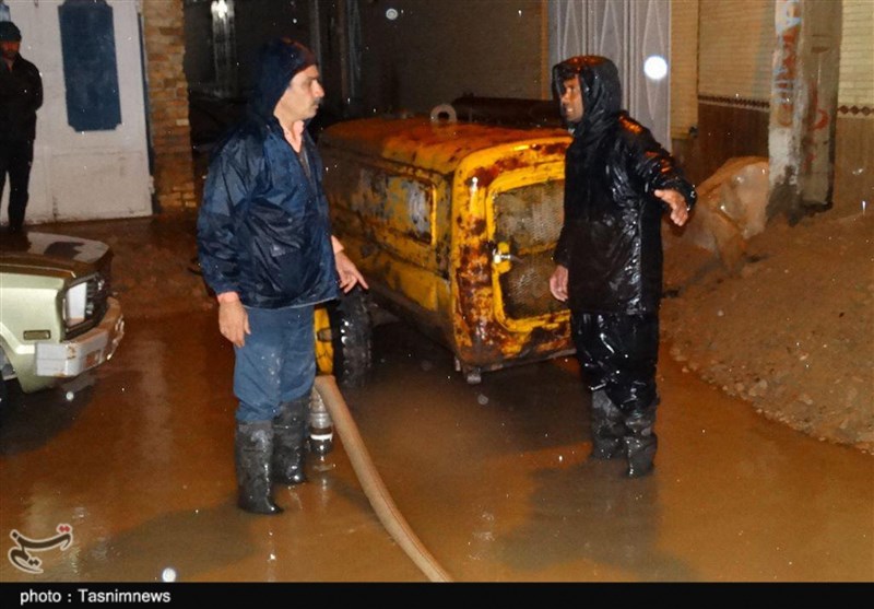 یزد | حضور شهردار بافق در خیابان‌ها و تلاش برای رفع آب گرفتگی + تصاویر
