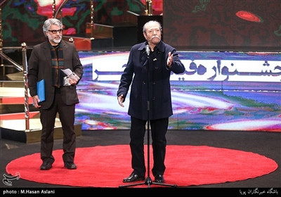اهداء سیمرغ بلورین بهترین بازیگر نقش مکمل مرد سی‌وهفتمین جشنواره فیلم فجر به علی نصیریان برای فیلم «مسخره‌باز» 